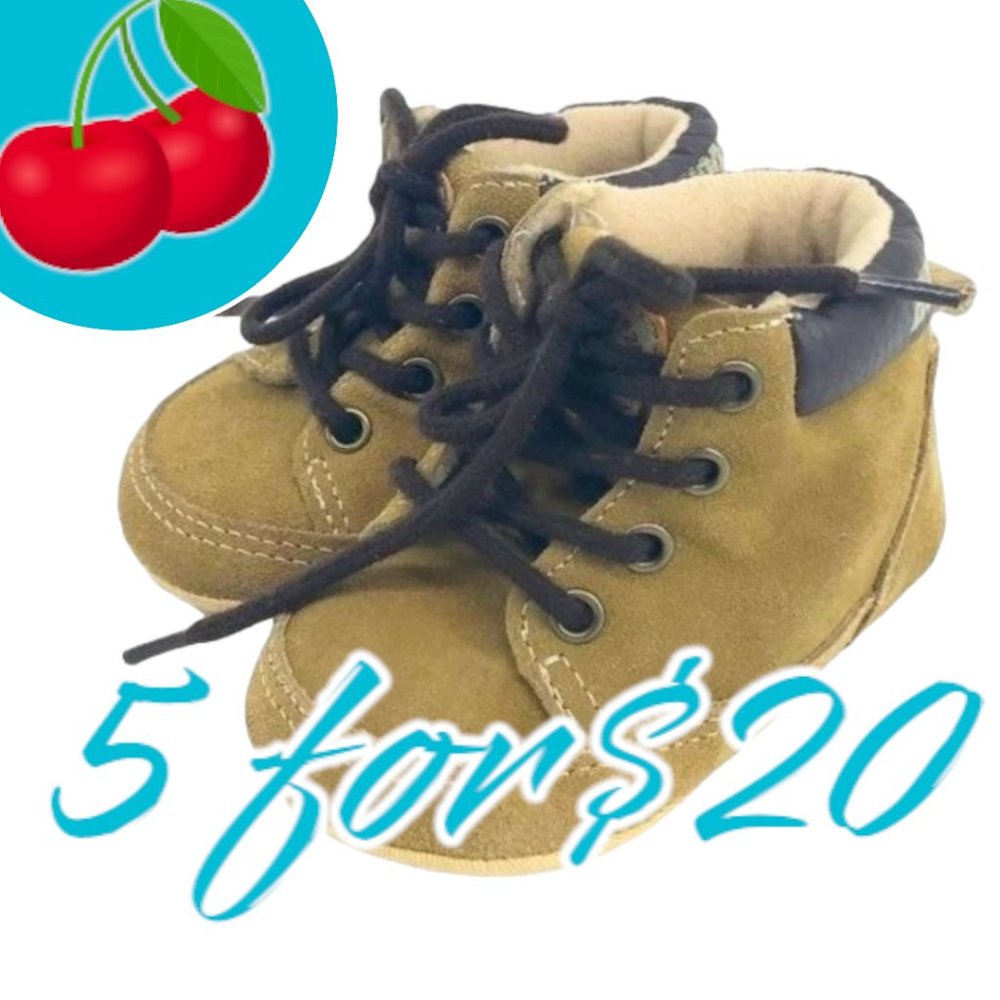 OshKosh B'Gosh Brown Suede Lace Up Soft Bottom Baby Boots Shoes in size 2 Months
